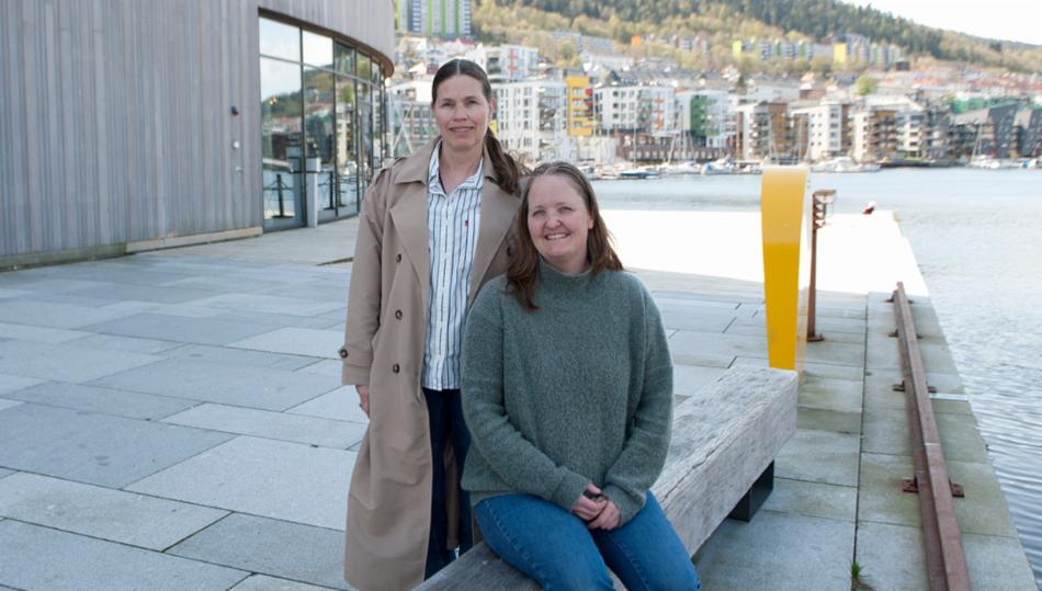 Bildet viser to kvinner ved Damsgårdssundet