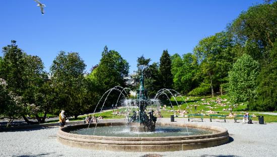 Den nye fontenen i Nygårdsparken,  vannet er påslått og det er  mange folk i bakgrunnen.