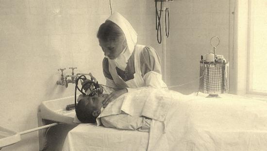 Pleier behandler ung pasient ved Kysthospitalet i Hagavik. 1920-30-tallet.