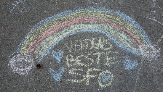 Verdens beste SFO skrevet med kritt og tegning av regnbue