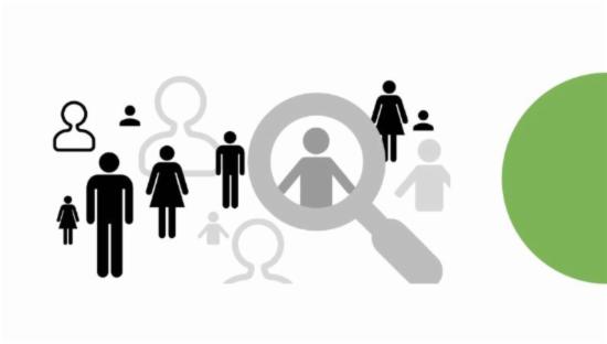 Illustrasjon med forstørrelsesglass og mennesker. Utsnitt av forsiden til rapporten Innbyggerundersøkelsen 2024