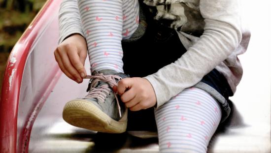 Barn som knyter sko