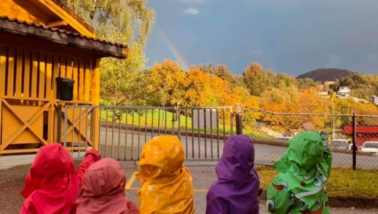 Barn som ser på regnbuen