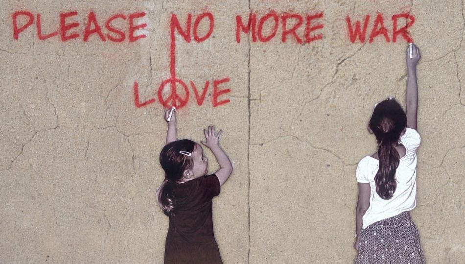 To jenter skriver "please no more war" på en vegg