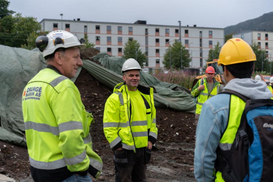 Studenter fra Høgskulen på Vestlandet får omvisning på Slettebakken.